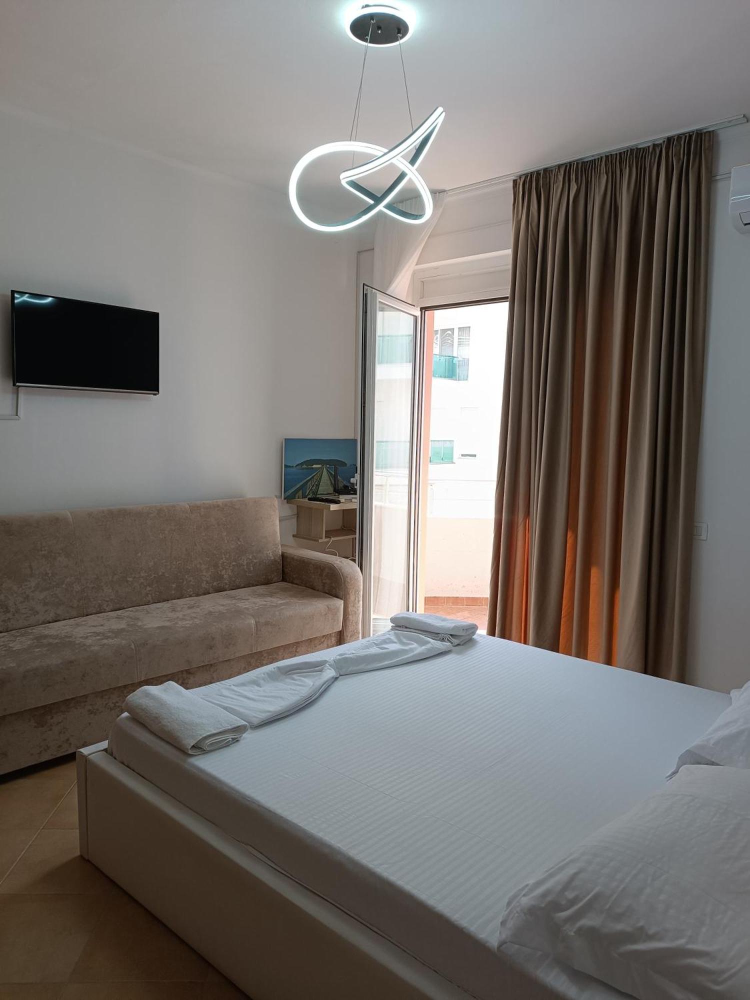 Beachfront 4 By Office Apartment