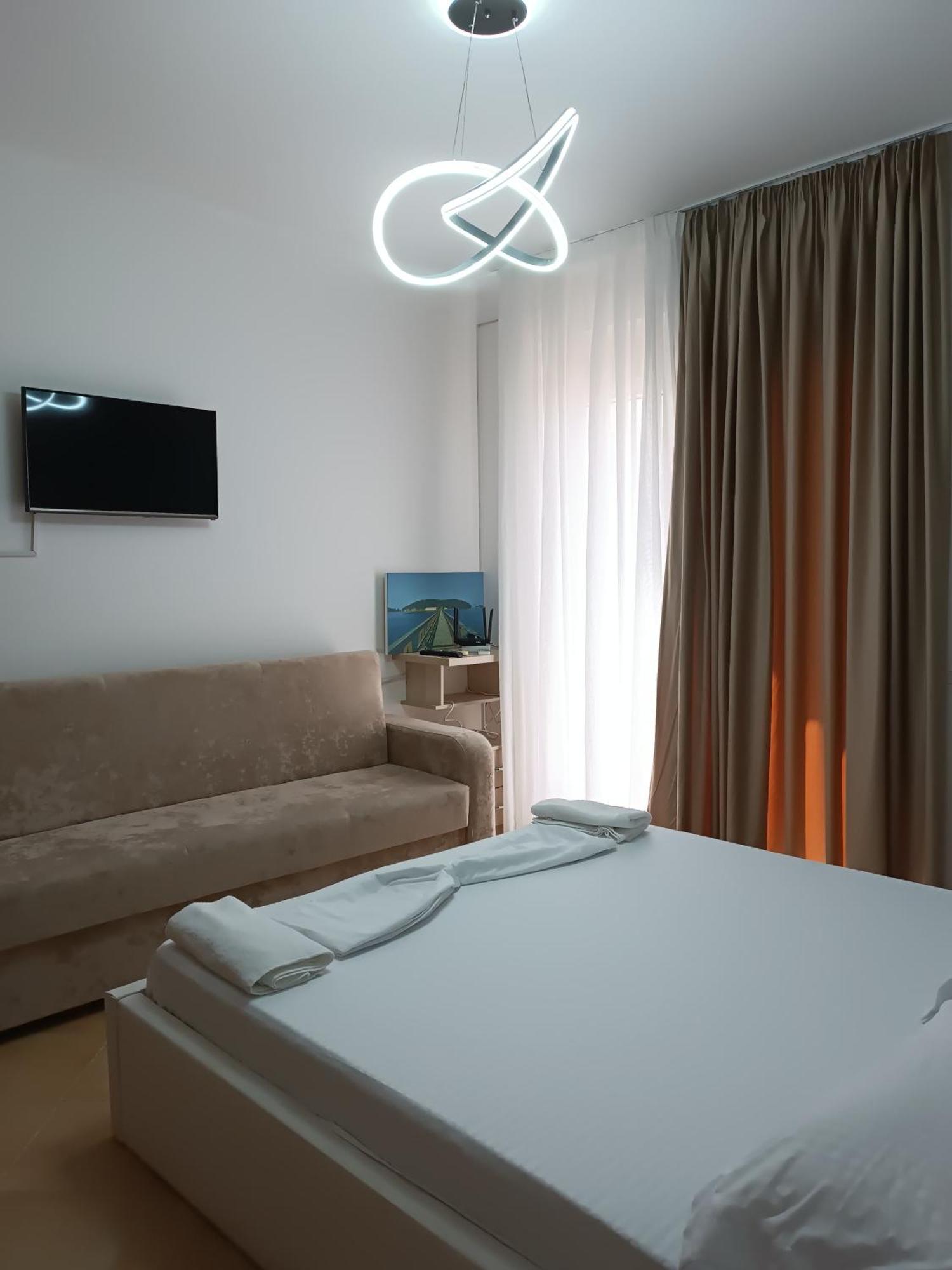 Beachfront 4 By Office Apartment *