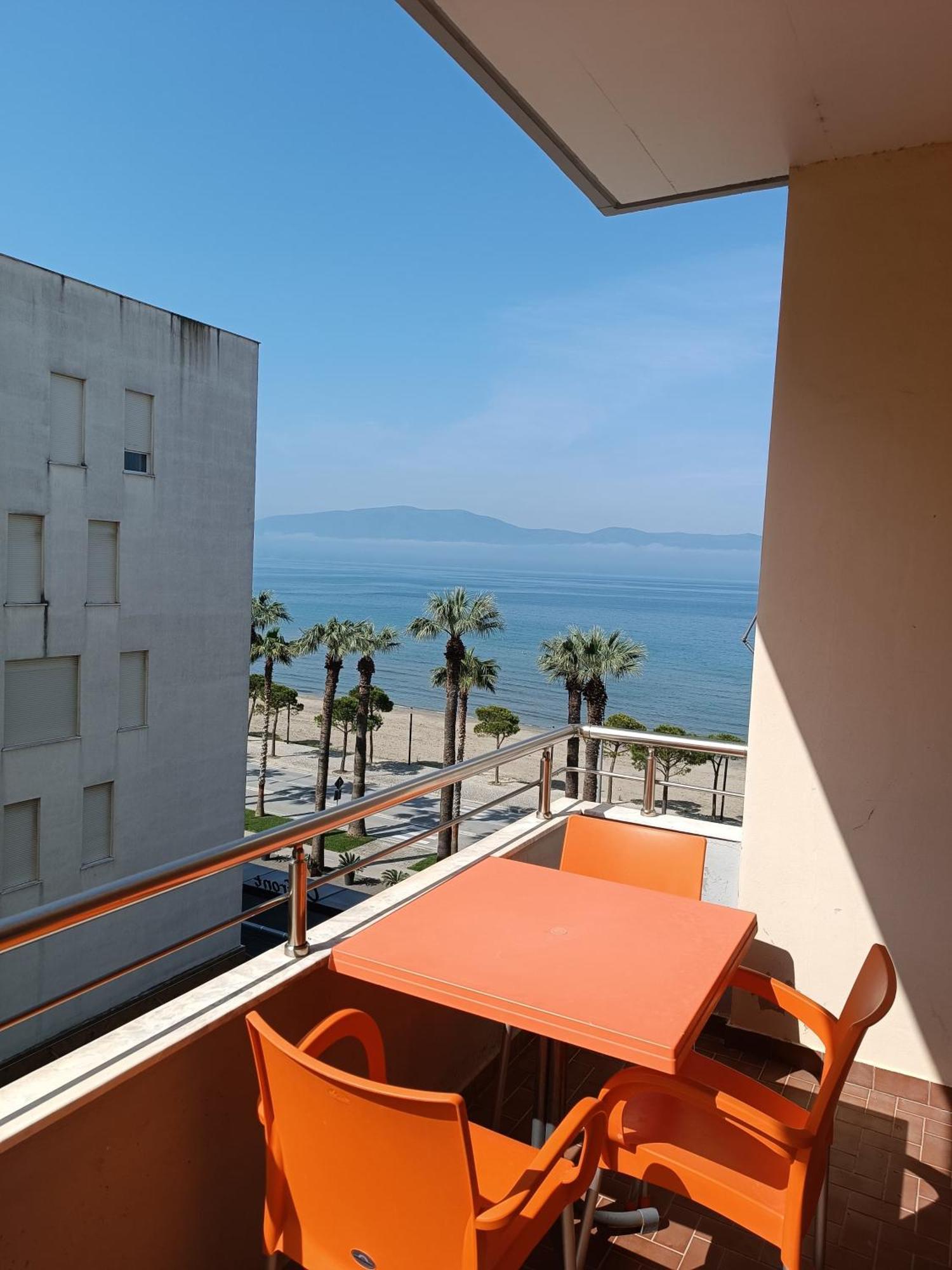 Beachfront 4 By Office Apartment Vlorë